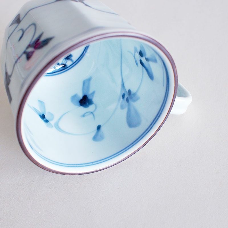 内側に描かれた淡い色調の山水画