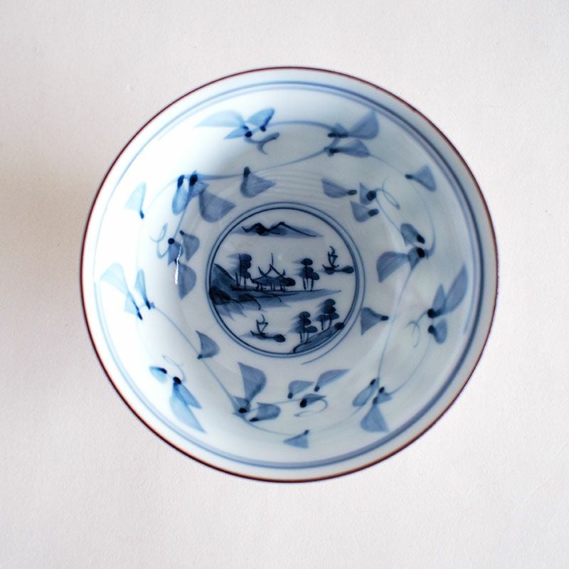 内側に描かれた淡い色調の山水画