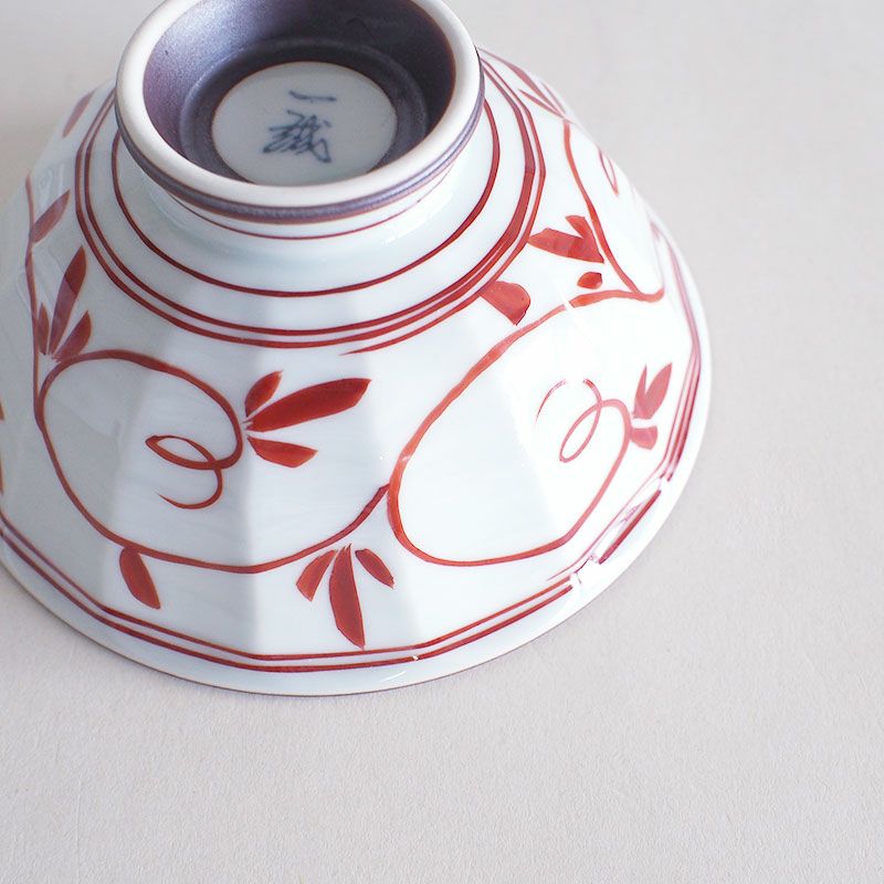 手描きによる唐草模様が白磁に映えます