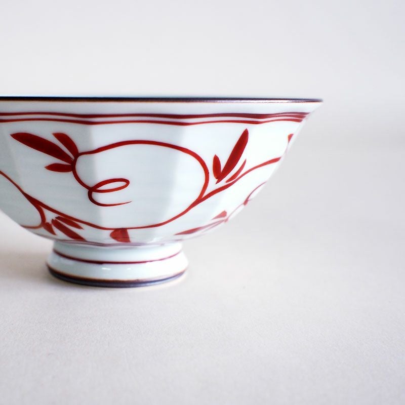 面取りされた表面が手に馴染む上品な飯碗です