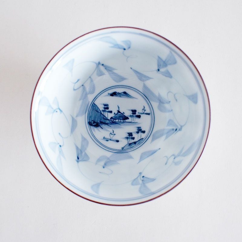 内側に描かれた淡い色調の山水画