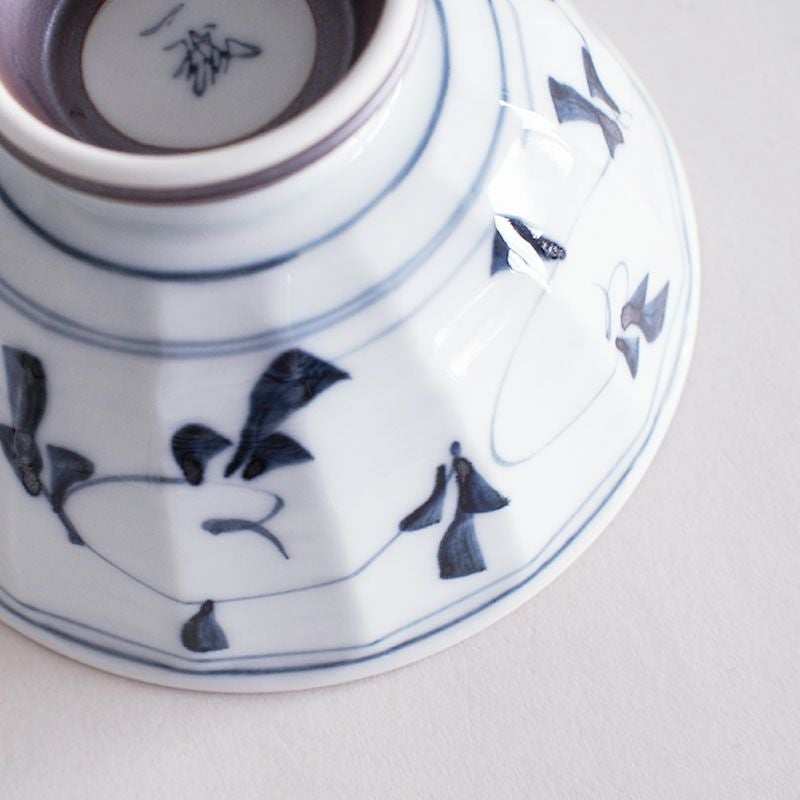 手描きによる唐草模様が白磁に映えます