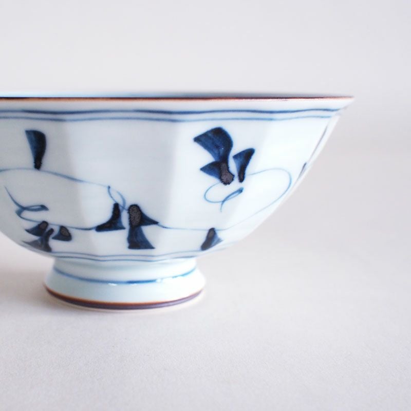 多面体の表面は持ちやすく、手に馴染む形状です