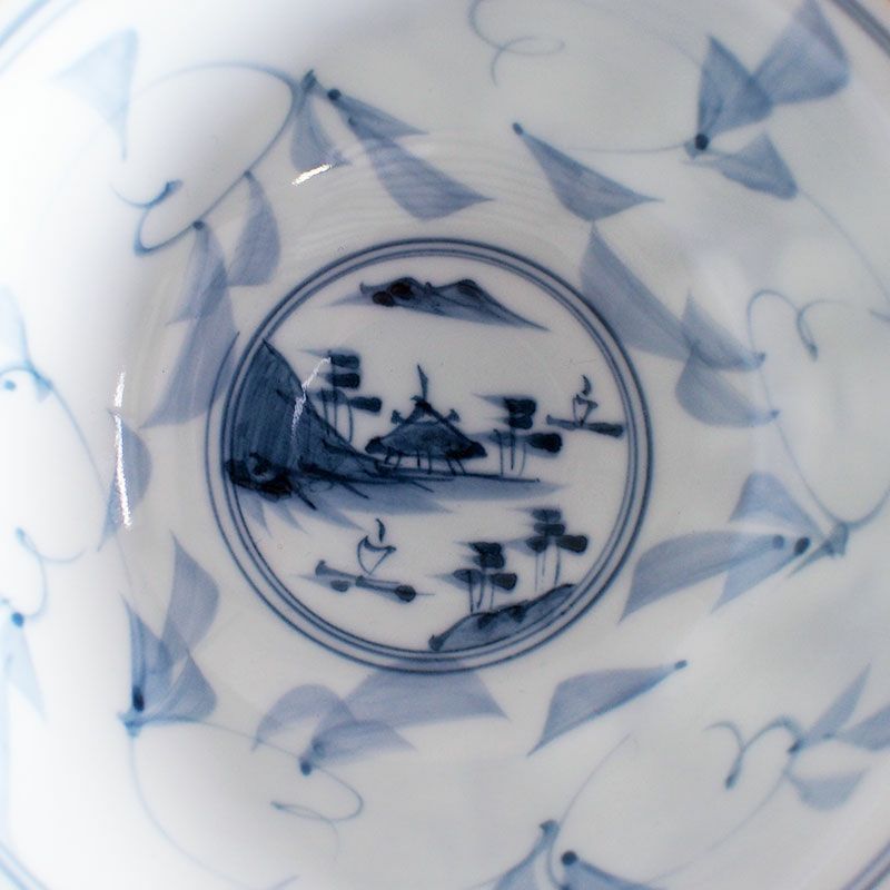 内側に描かれた淡い色調の山水画