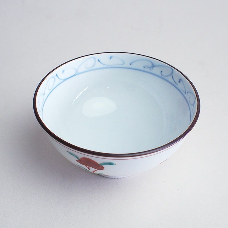 白磁に手描きで描かれた紋様が美しい