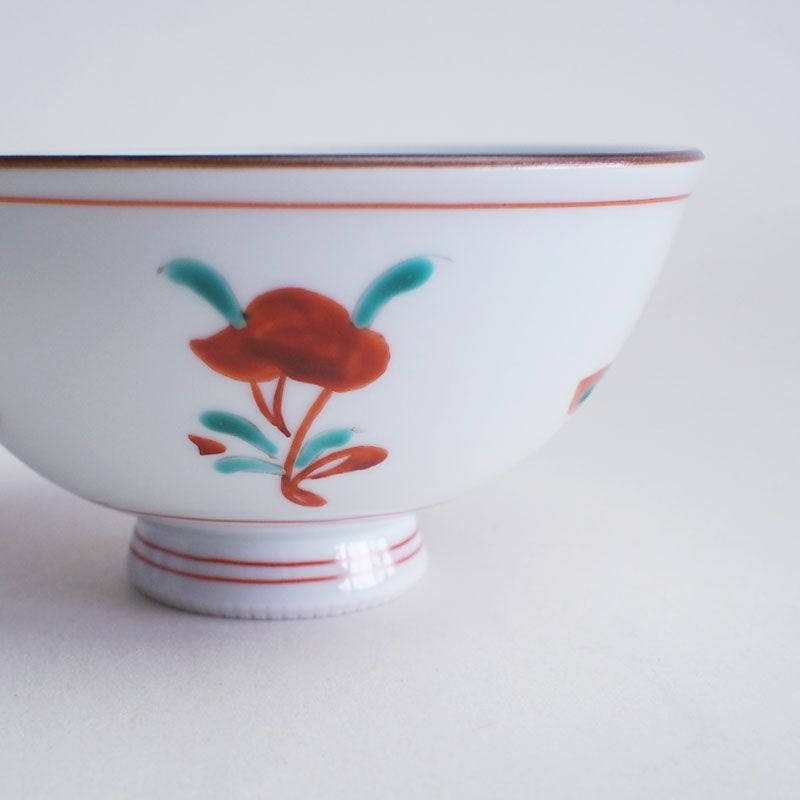 手描きでかわいらしい赤絵が施されています