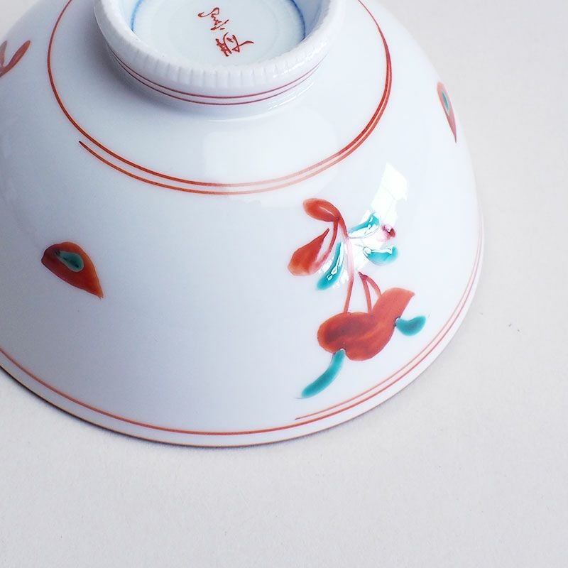 中国明時代の古赤絵の雰囲気を再現した華やかな絵柄です