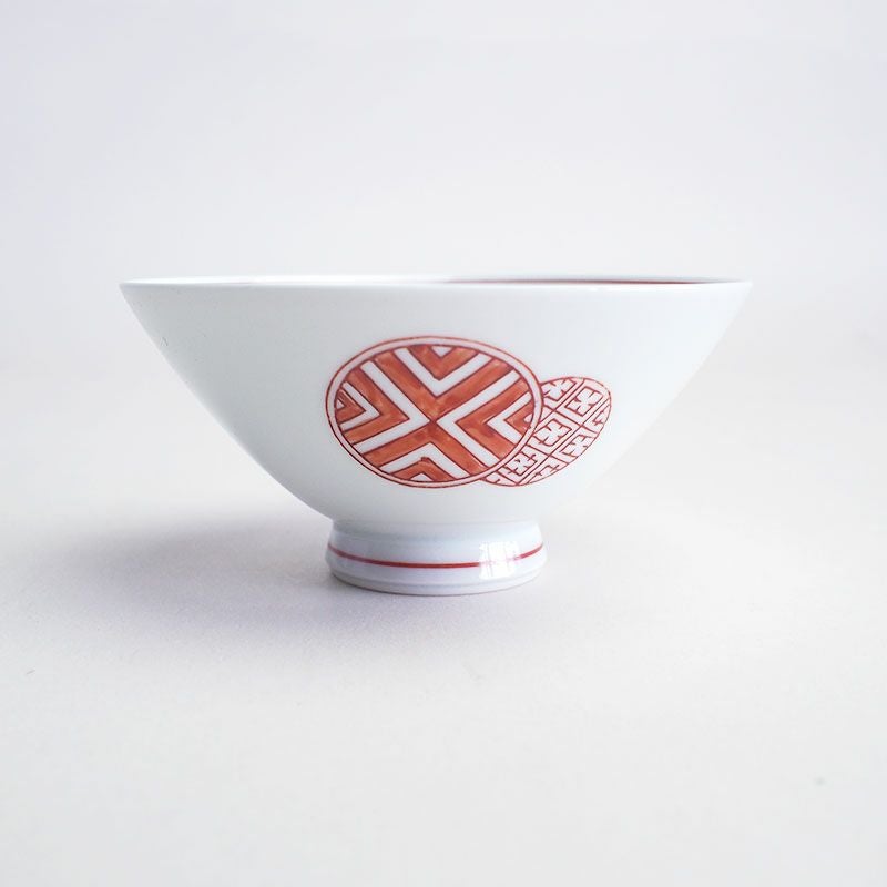 縁起の良い丸紋が描かれた上品な飯碗です