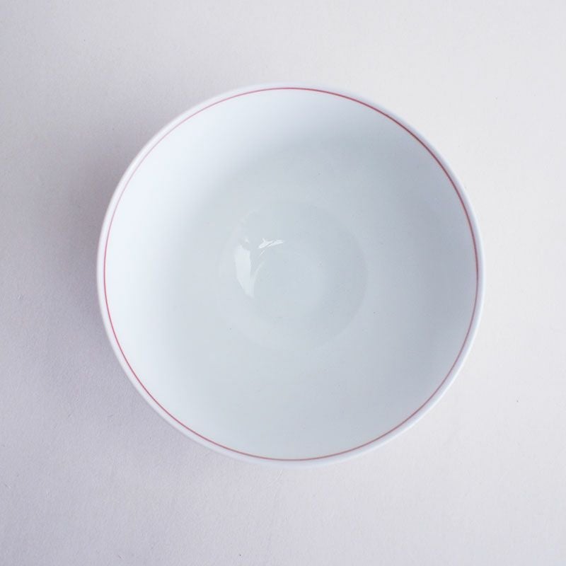 口縁の赤のラインが器を引き締めます