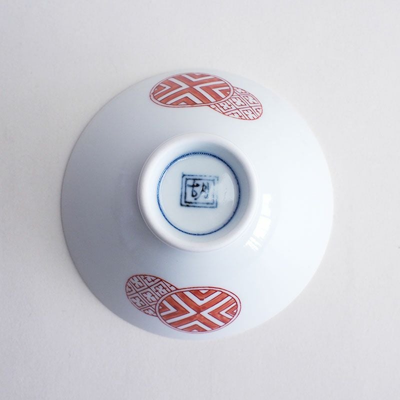 波佐見焼の白磁に映える紋様です