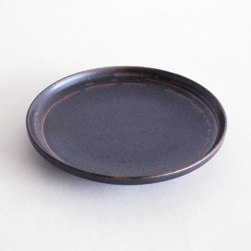 シンプルな形状で合わせやすい器です