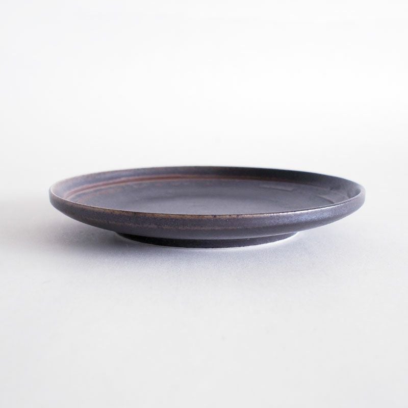 料理が映えるシックな色合いです