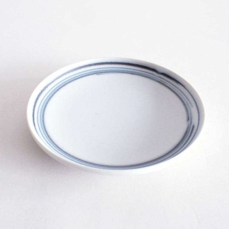 シンプルな形状で合わせやすい器です