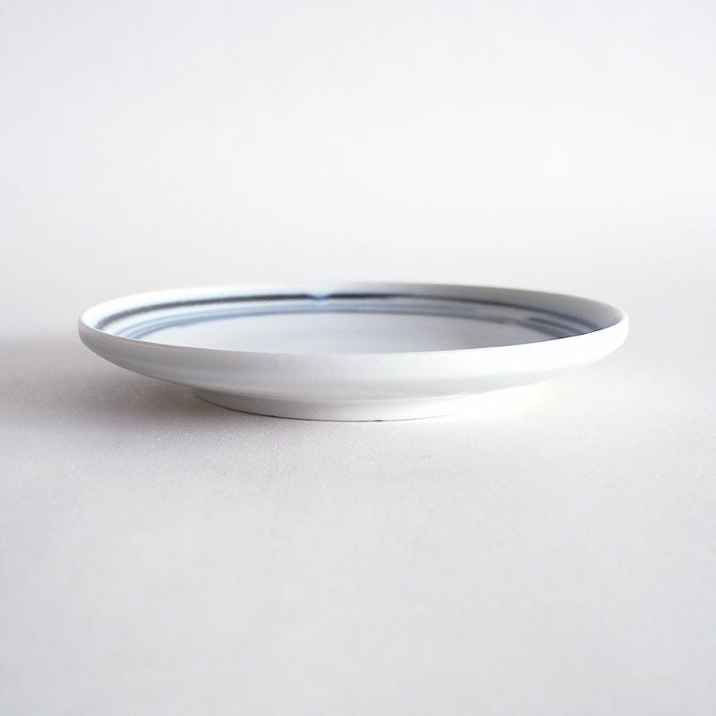 浅めの形状で使い勝手のよいうつわです