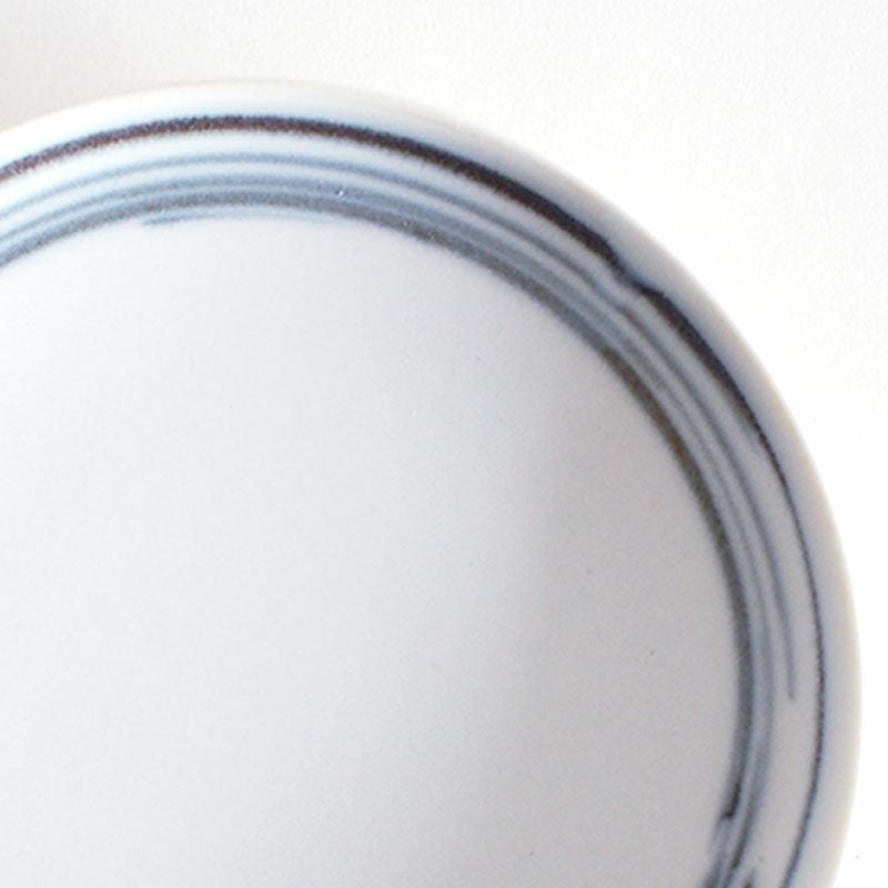 太さの異なるン滲んだ線がアクセントになっています