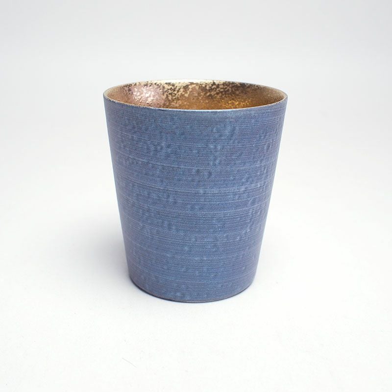 ざらりとした線状の釉薬が印象的です