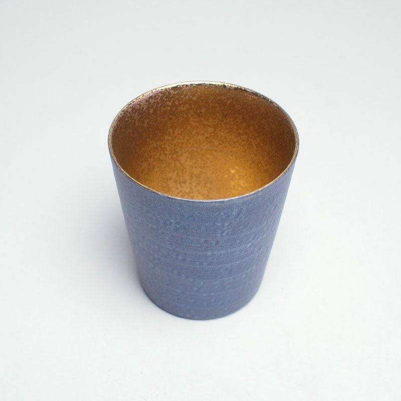 内側には煌びやかな金彩が施されています