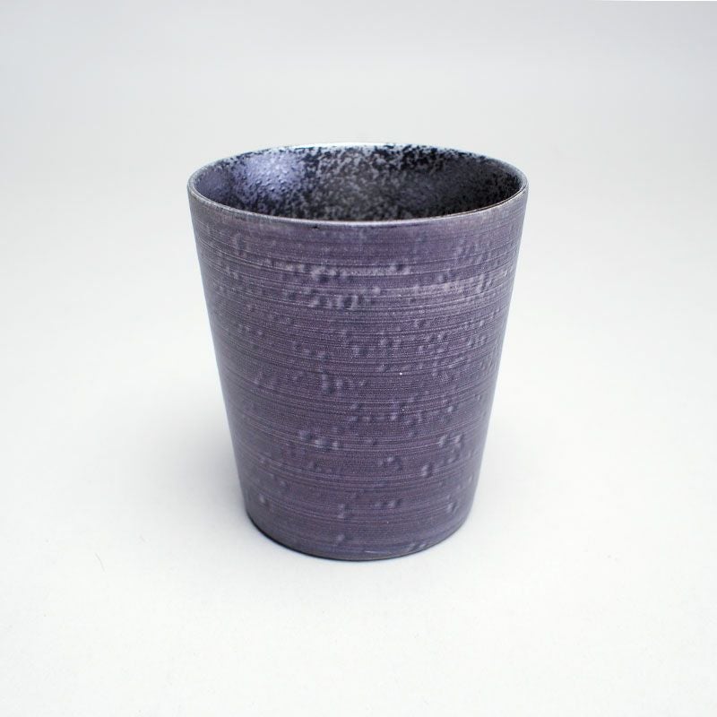 ざらりとした線状の釉薬が印象的です