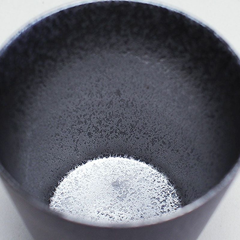 煌びやかな銀彩が施されています