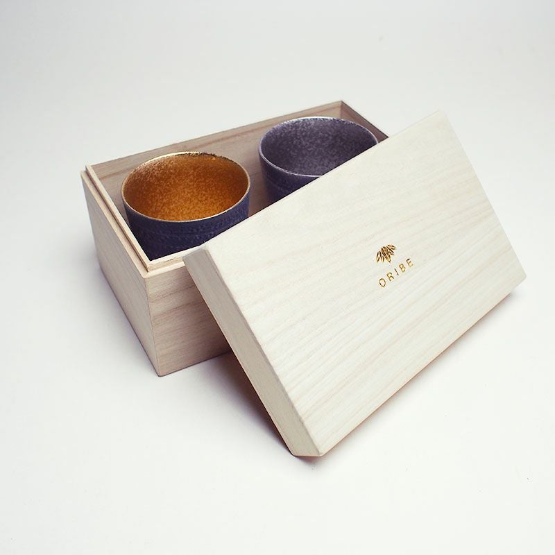 桐箱に収められ贈り物に最適です