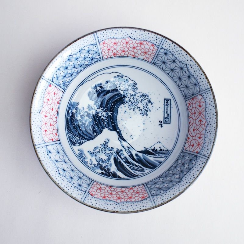 縁には古伊万里調の紋様が描かれています