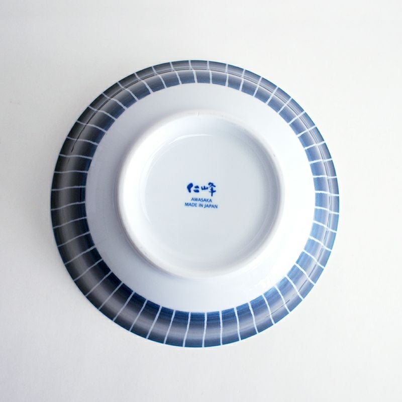 側面は藍色の十草柄が施されています