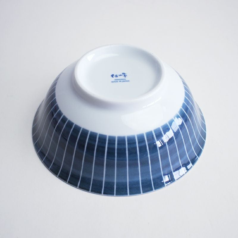 側面は藍色の十草柄が施されています