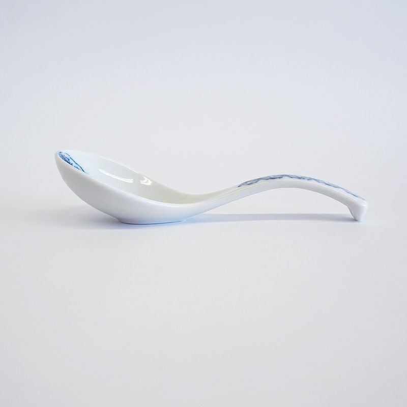 柄は持ちやすく湾曲しています