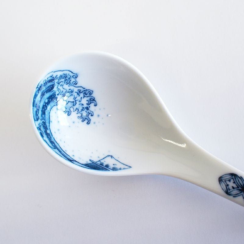 レンゲの曲線に活かし波富士が描かれています