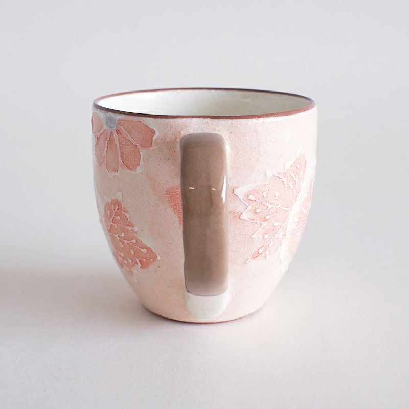 淡い色合いに描かれた花柄が印象的です