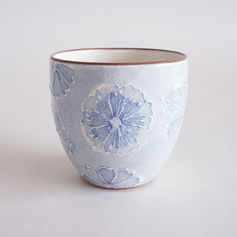 絵柄の輪郭が浮き出ています