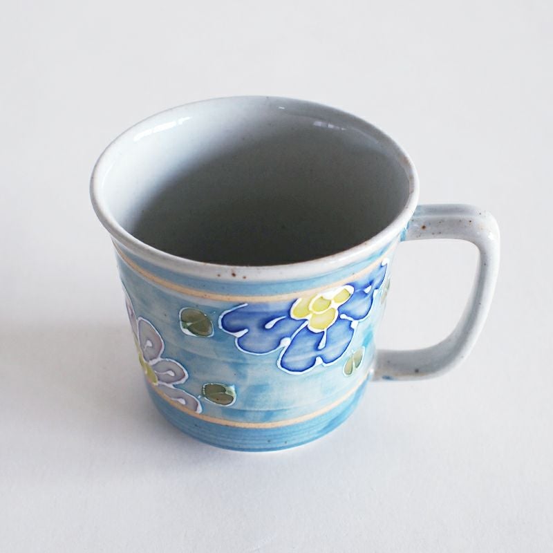 軽くて持ちやすいマグカップです