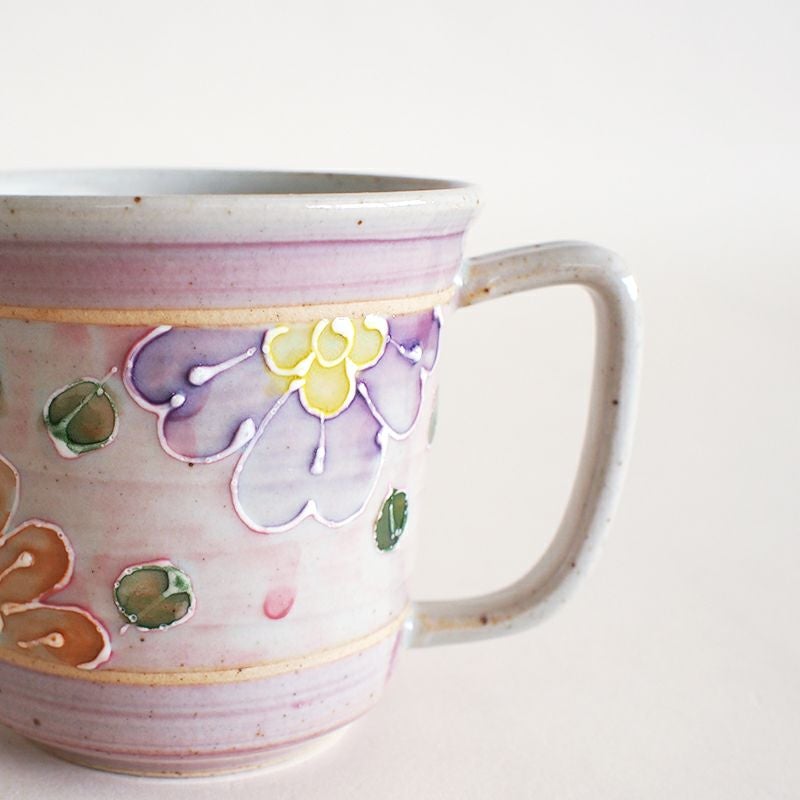 淡い色合いと一珍で描かれた立体感のある花柄