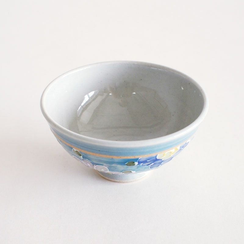 淡い色合いに描かれた花柄が印象的です