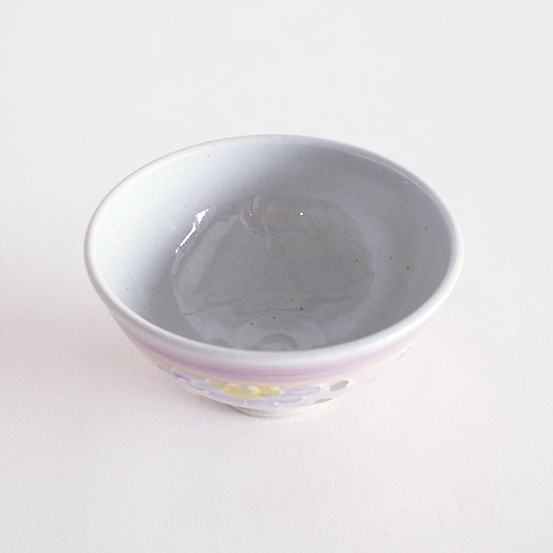 淡い色合いに描かれた花柄が印象的です