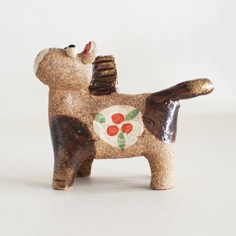 胴の部分にはかわいい花の絵が描かれています