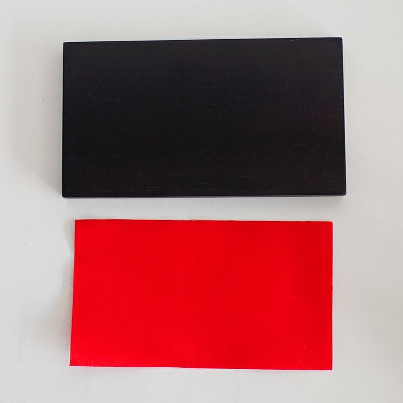 黒塗りの敷板・毛氈がついています