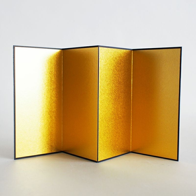 金の屏風がついています