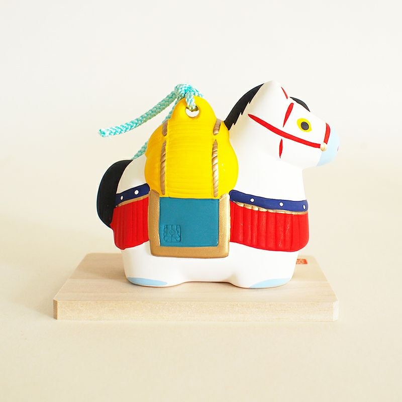 午は力強く駆ける馬の姿から、発展や成功を導くと信じられています