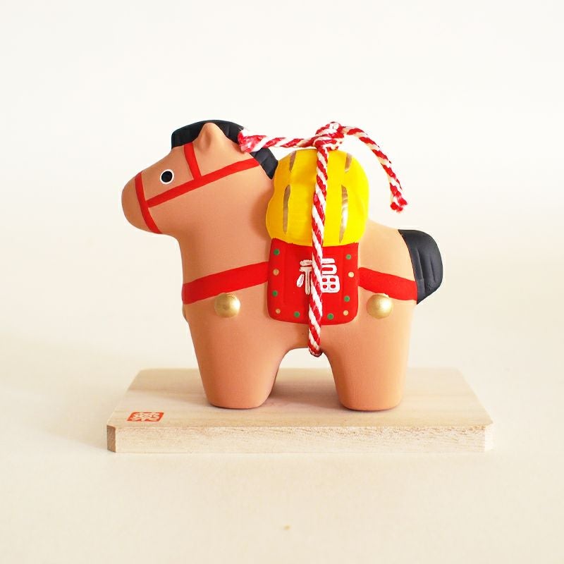 午は力強く駆ける馬の姿から、発展や成功を導くと信じられています