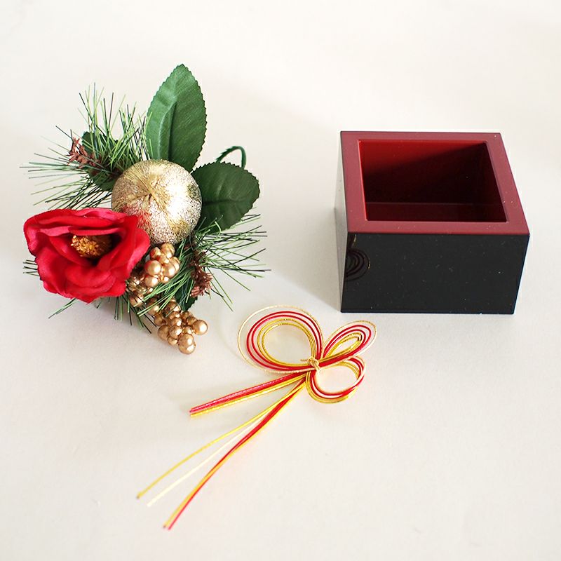 升・花アレンジ・水引き飾りがついています