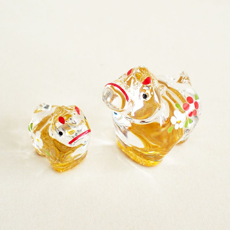 お花の柄が描かれたかわいい午の置物です