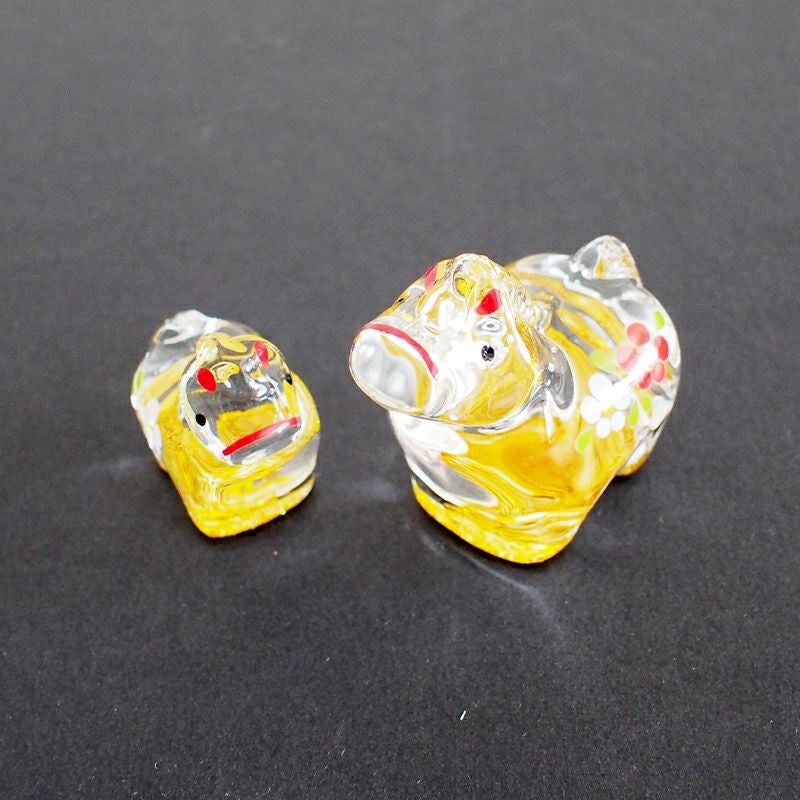 金色がきらきら輝くガラスの干支です