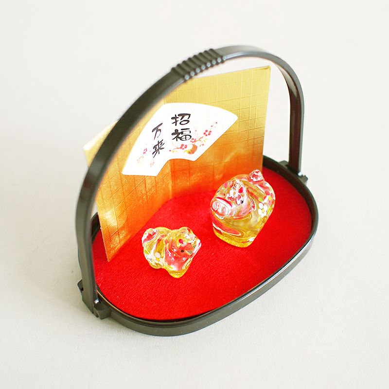 玄関やリビングなどちょっとしたスペースに飾りやすいサイズです