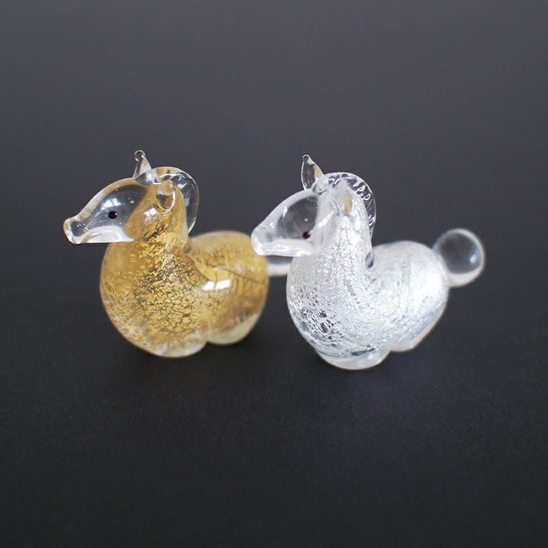 金箔と銀箔が入ったガラスの午の置物です