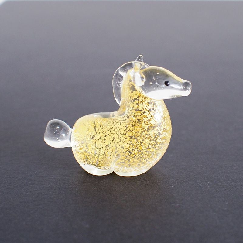 風水において、金色は富や繁栄を引き寄せる色とされ、金運アップの効果が期待されます。