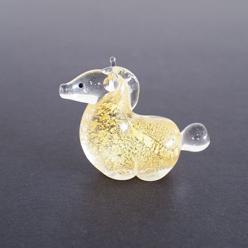 金は金運を高め、富を引き寄せる開運カラーとされています。