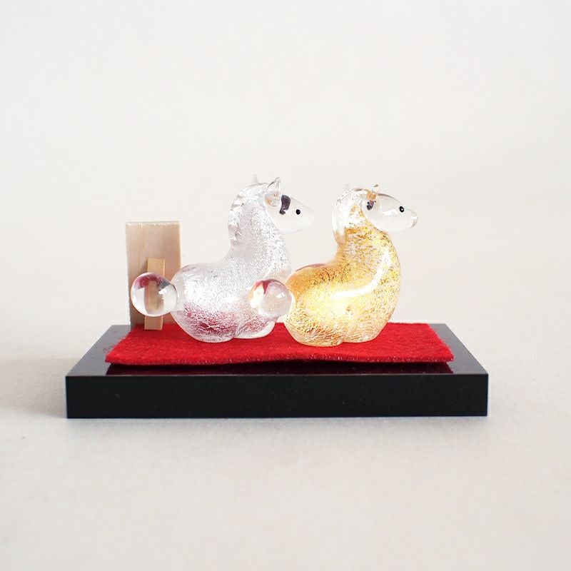 手造りガラスの愛らしい午の置物です