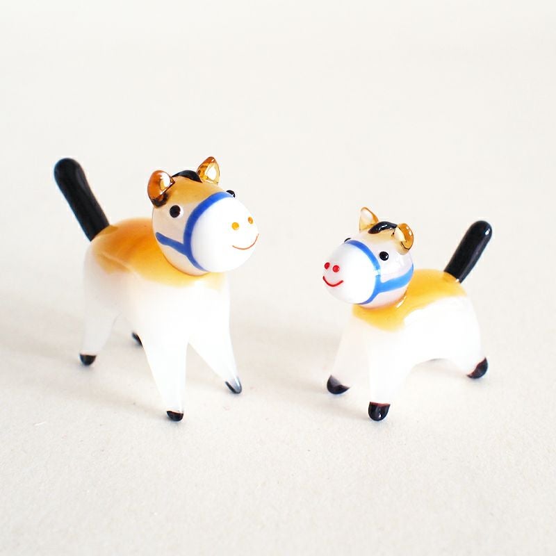 青い沓が印象的なガラスの午の置物です