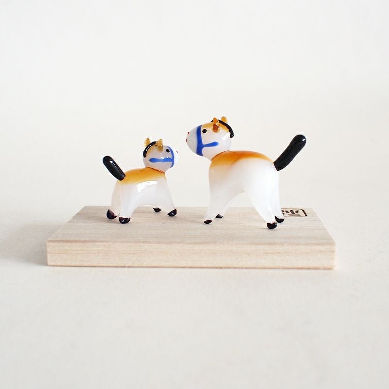 玄関やリビングなどちょっとしたスペースに飾りやすいサイズです